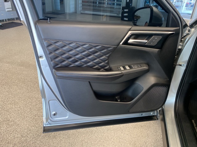 Vehicle image 27 of 38