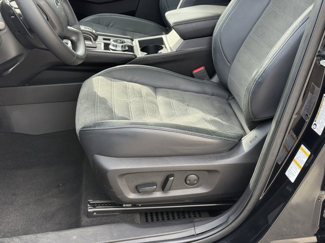 Vehicle image 24 of 32
