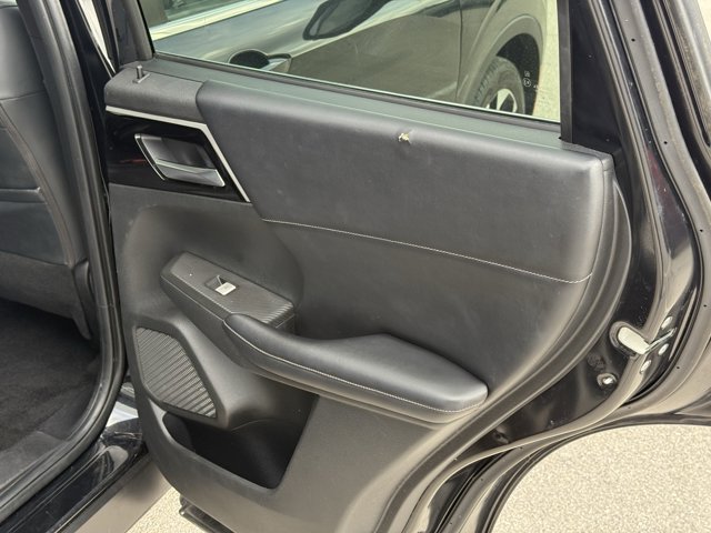 Vehicle image 27 of 32