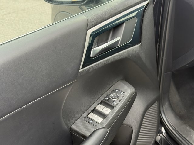 Vehicle image 21 of 32