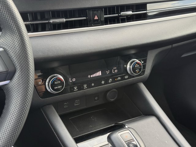 Vehicle image 25 of 32