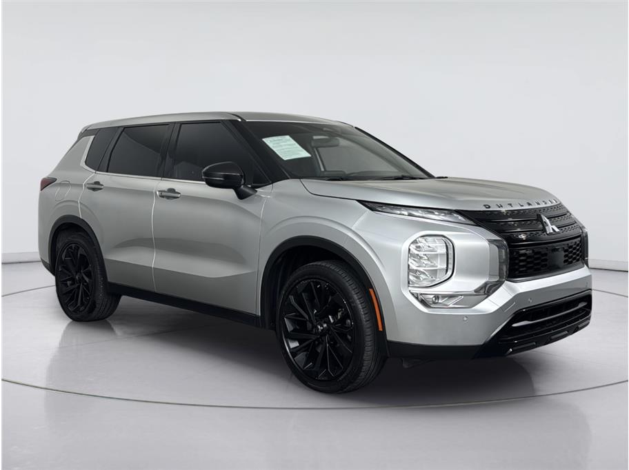2022 Mitsubishi Outlander Image 3 of 43