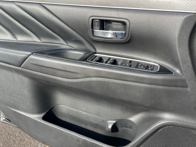 Vehicle image 21 of 35