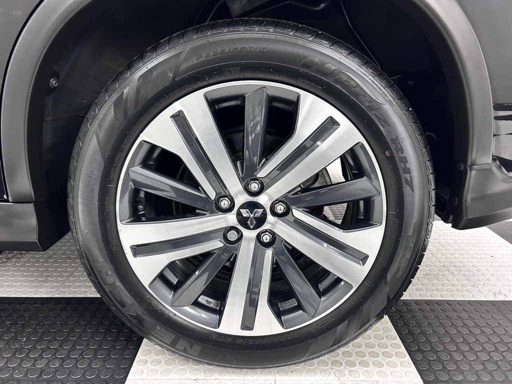 Vehicle image 8 of 34