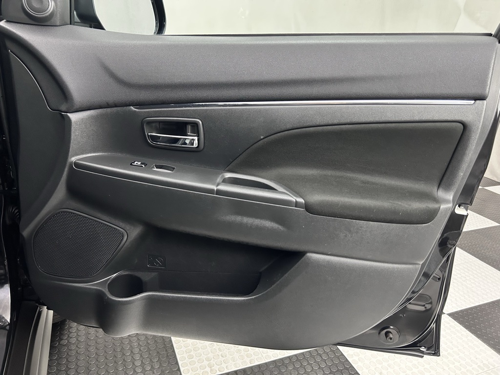 Vehicle image 25 of 34