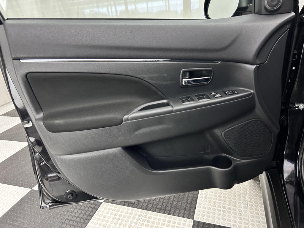 Vehicle image 27 of 34