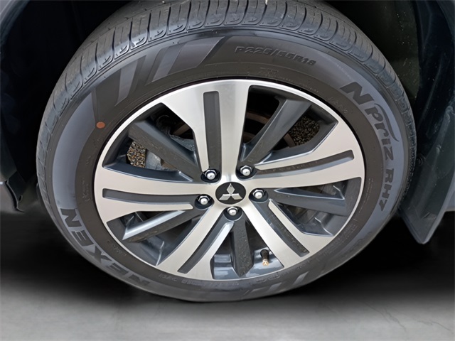 Vehicle image 10 of 22