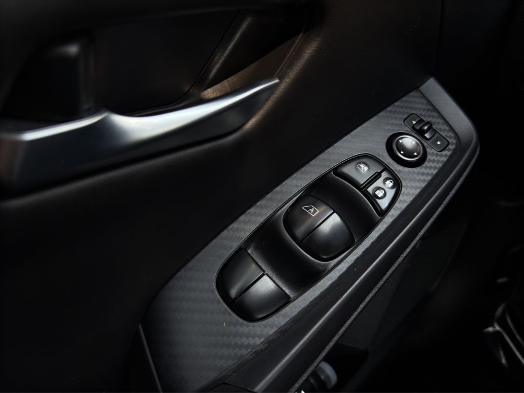 Vehicle image 11 of 19