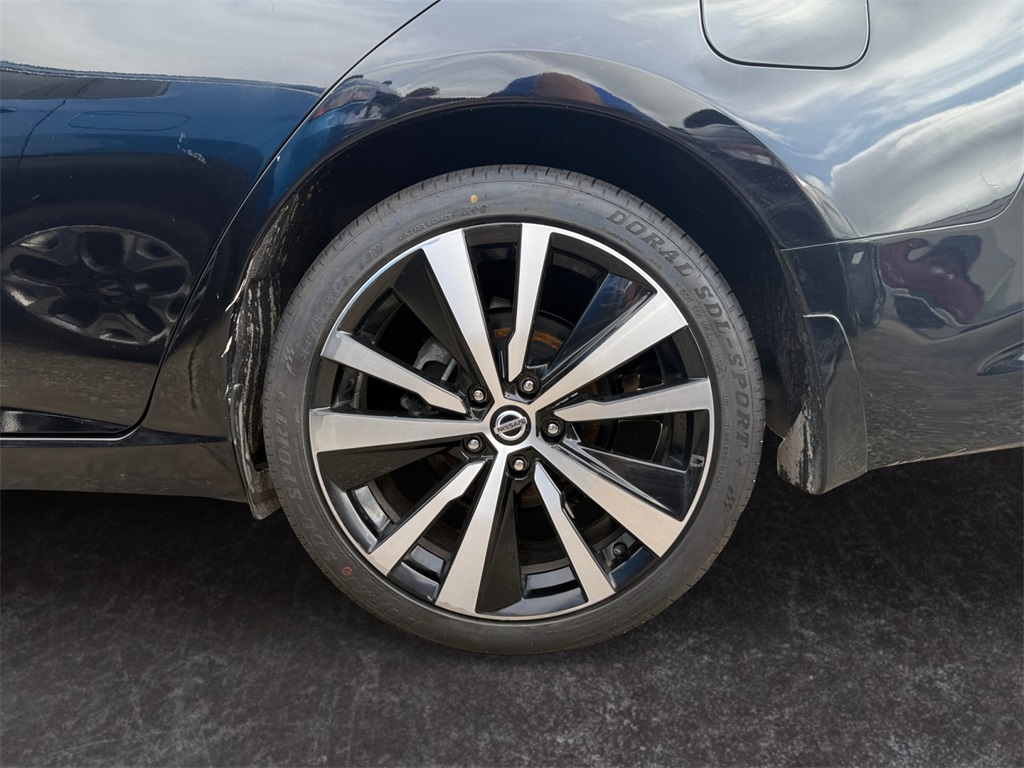 Vehicle image 9 of 18