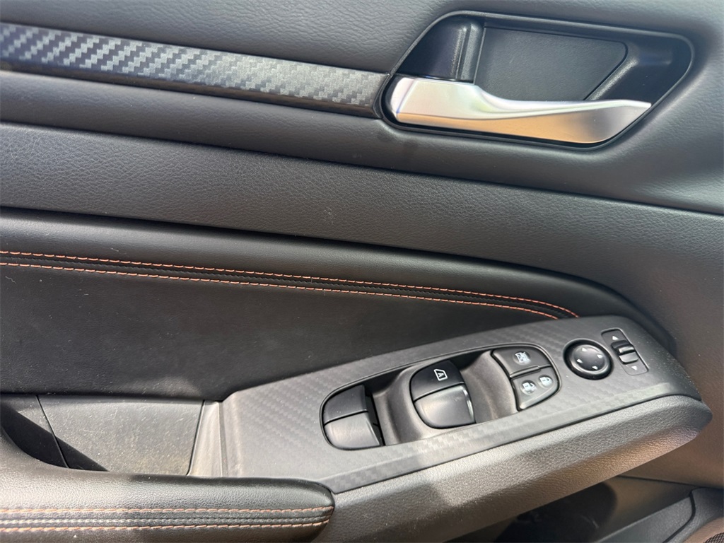 Vehicle image 16 of 18