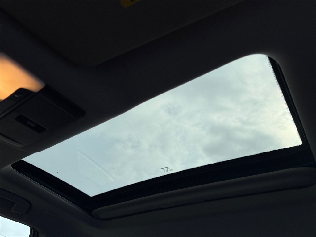Vehicle image 17 of 18