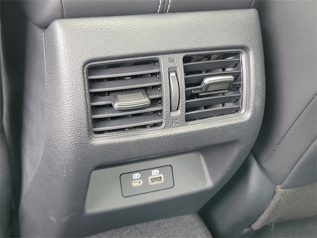 Vehicle image 27 of 36