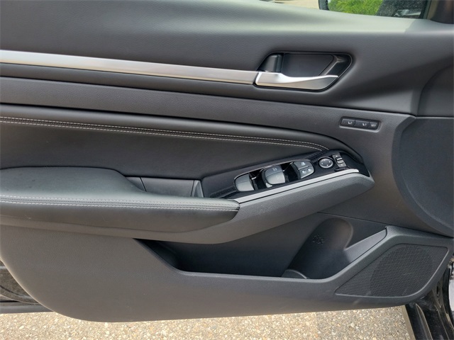 Vehicle image 21 of 36