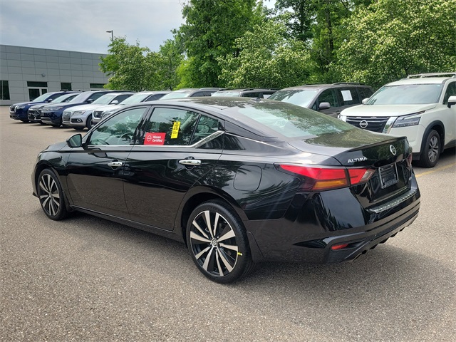 Vehicle image 4 of 36