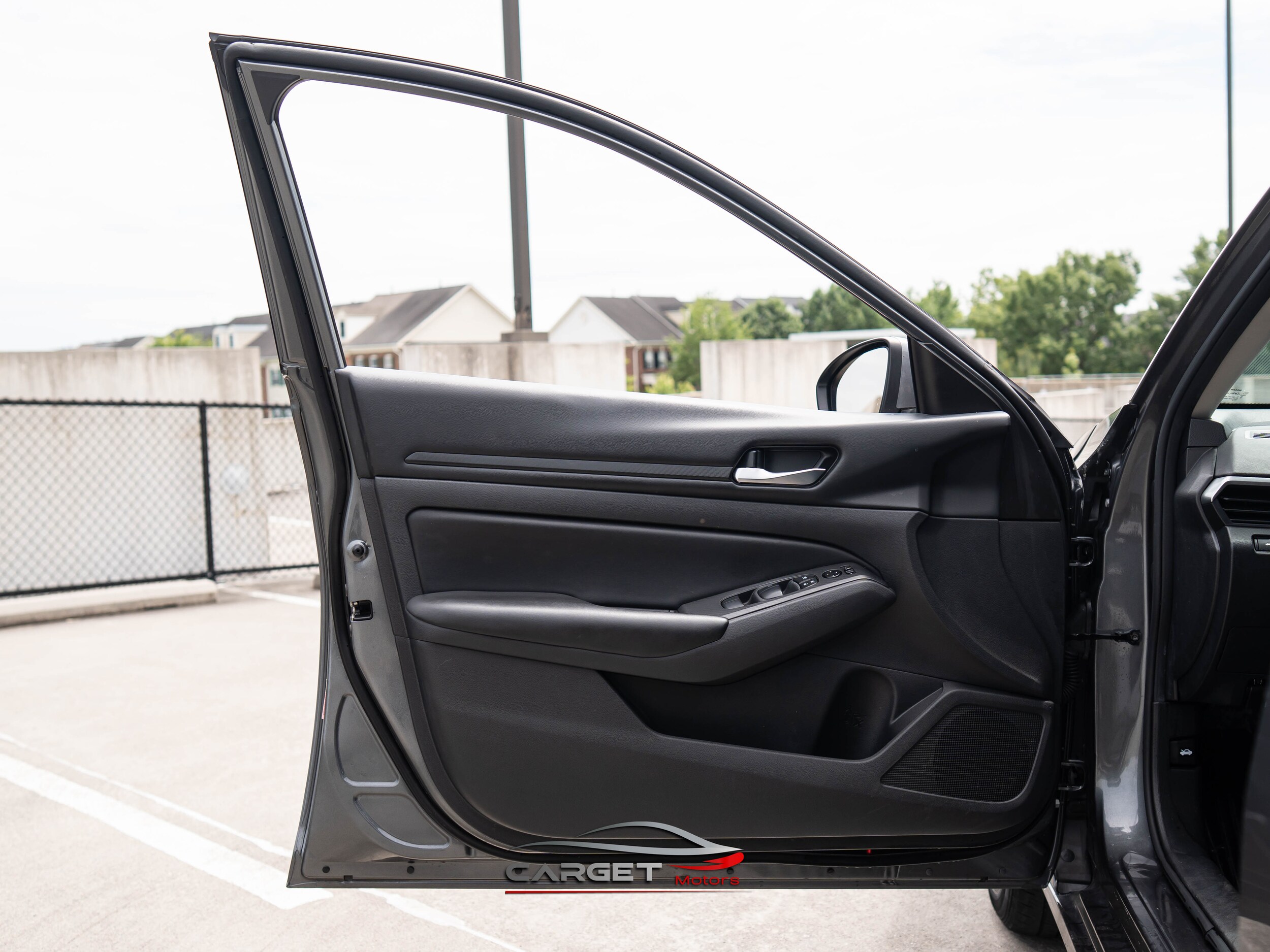 Vehicle image 33 of 43