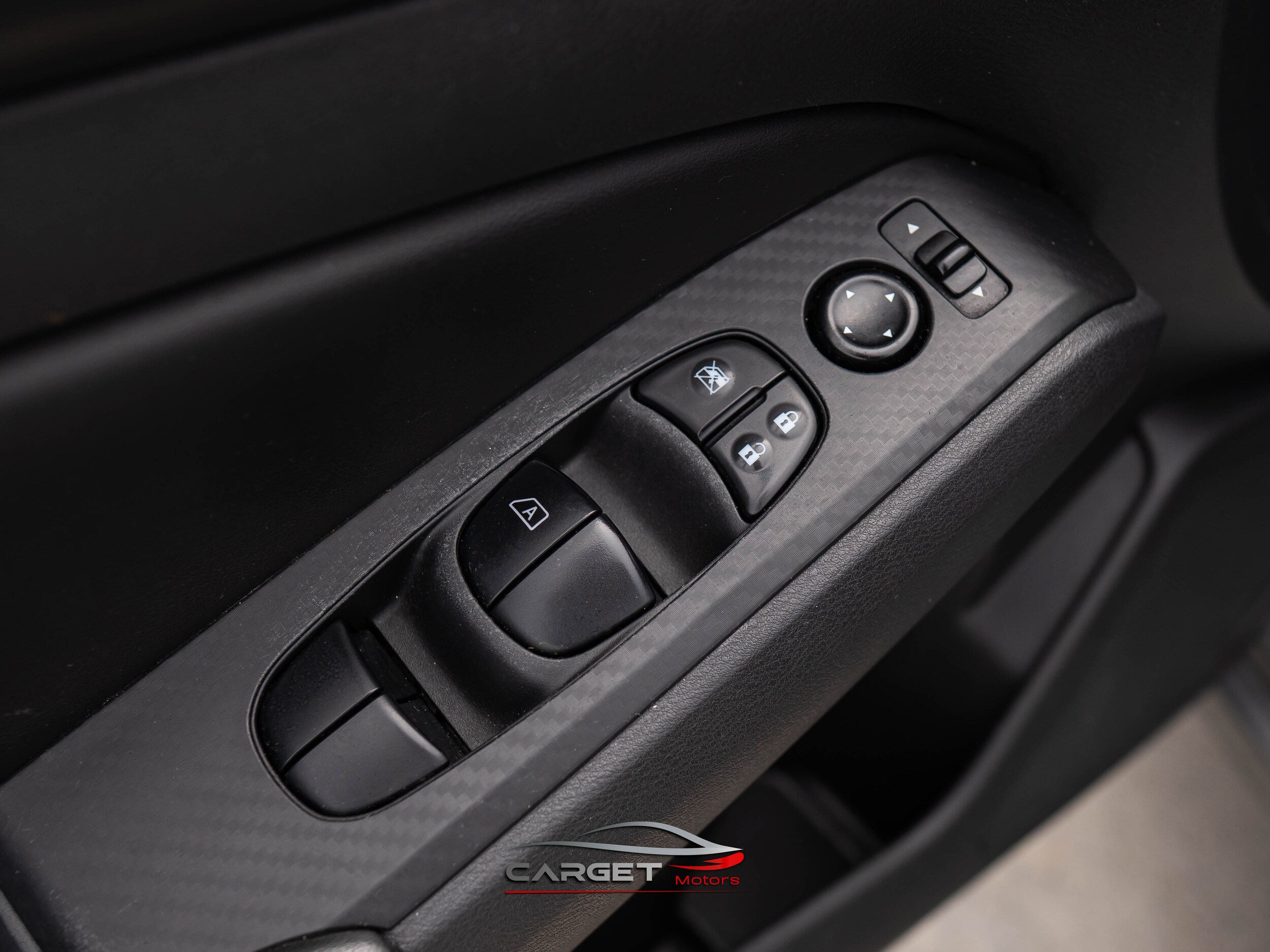 Vehicle image 32 of 43