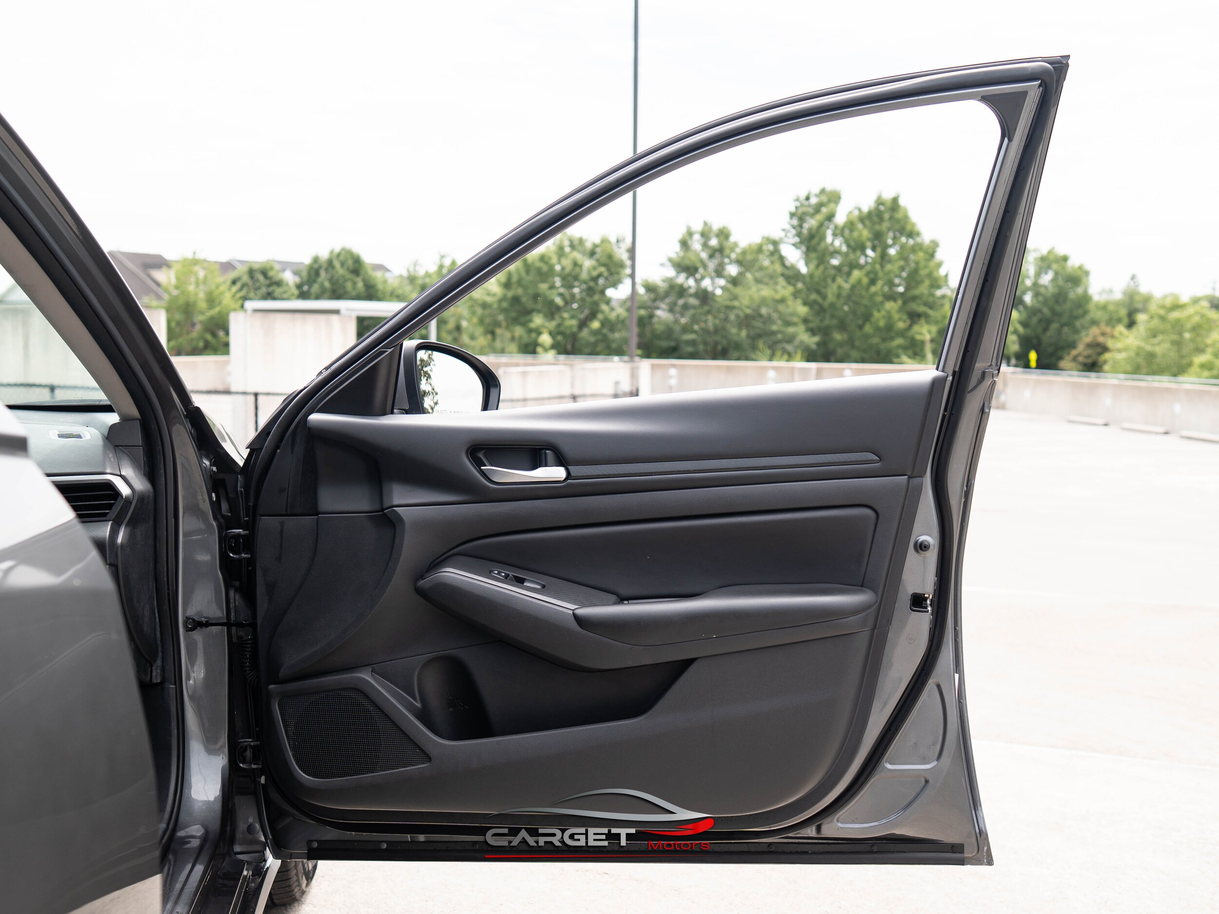 Vehicle image 34 of 43