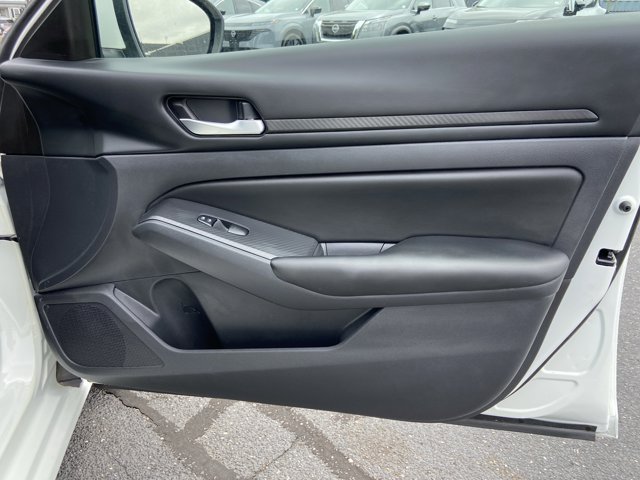 Vehicle image 26 of 30