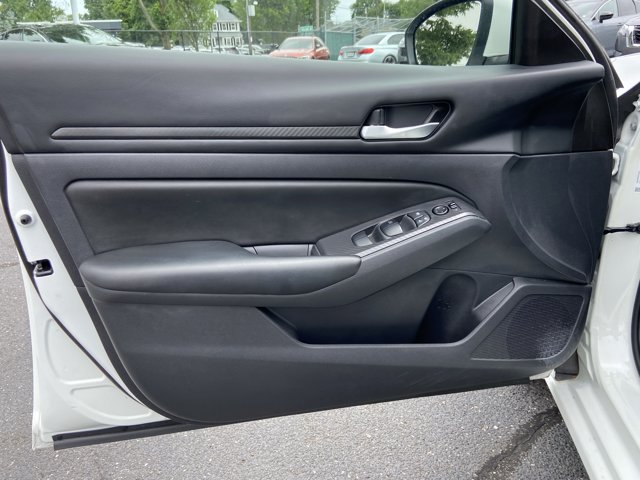 Vehicle image 25 of 30