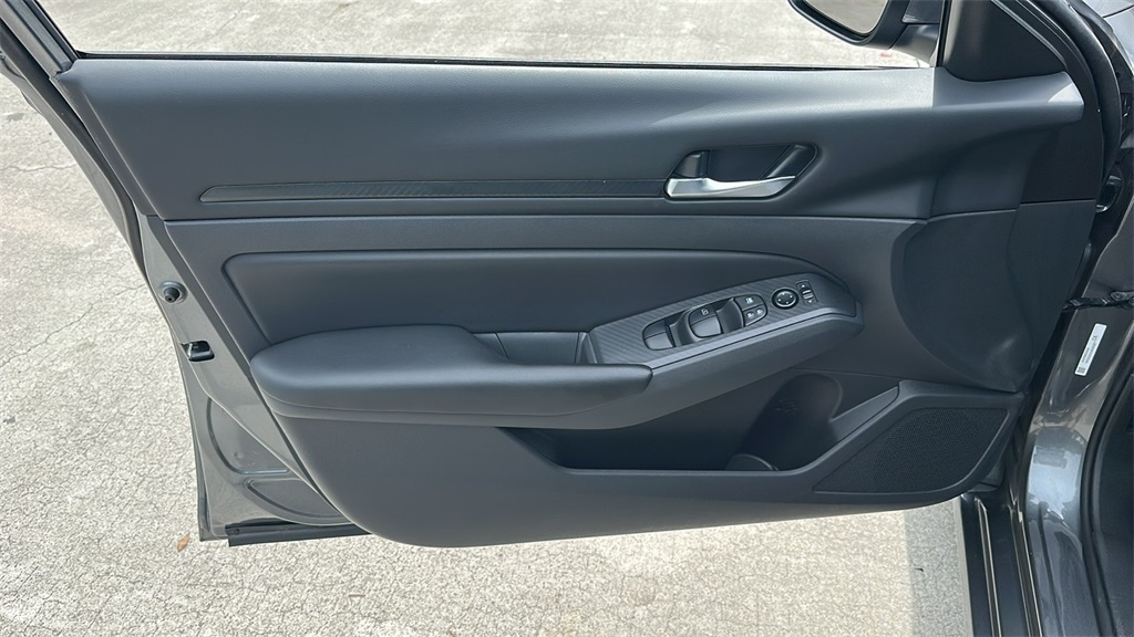 Vehicle image 13 of 36