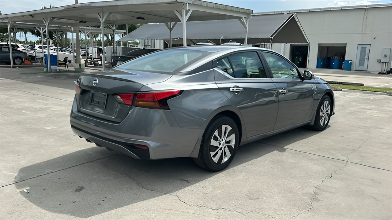 Vehicle image 33 of 36