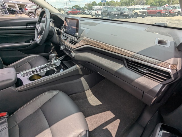 Vehicle image 24 of 27