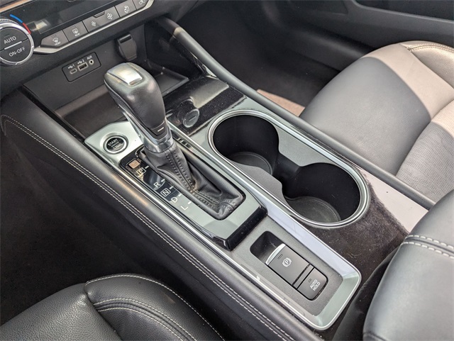 Vehicle image 17 of 27