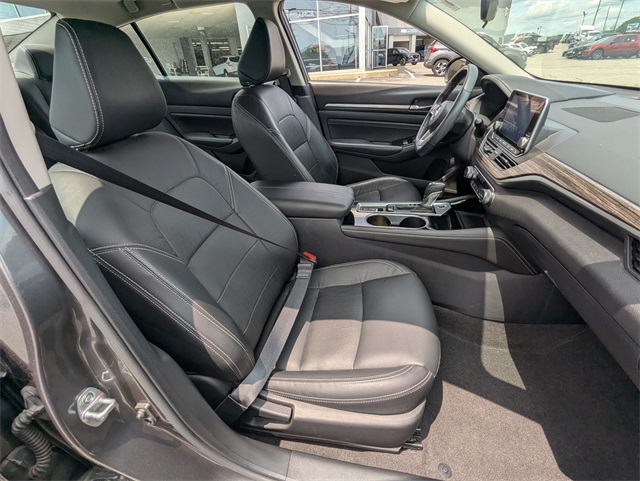Vehicle image 23 of 27