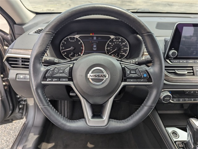 Vehicle image 10 of 27