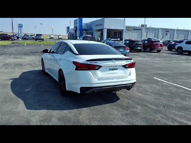 Vehicle image 8 of 24