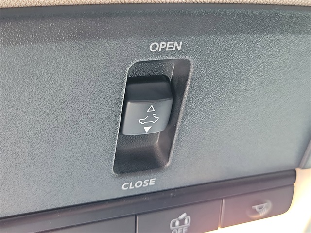 Vehicle image 18 of 30