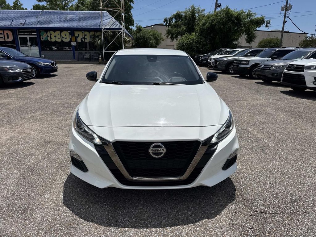2022 Nissan Altima 2.5 SR Image 2 of 28