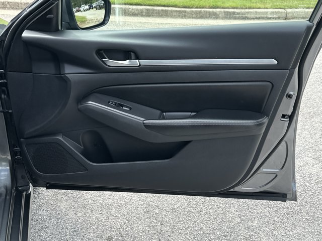 Vehicle image 27 of 31