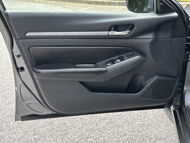 Vehicle image 25 of 31