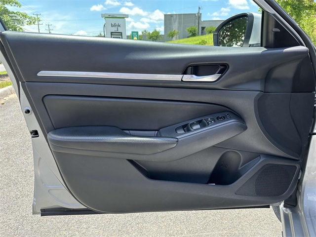 Vehicle image 23 of 29