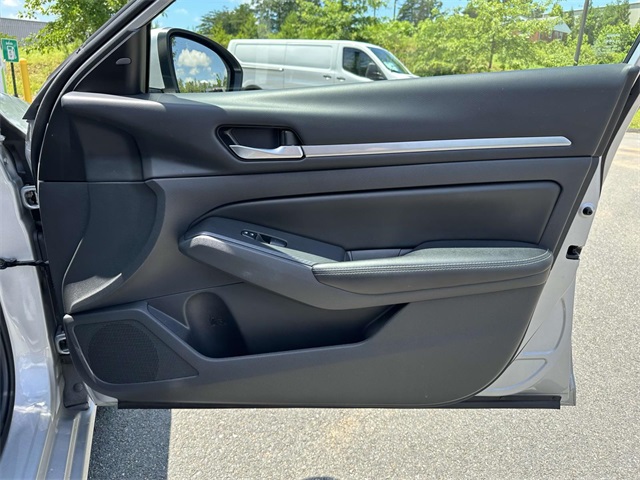 Vehicle image 24 of 29