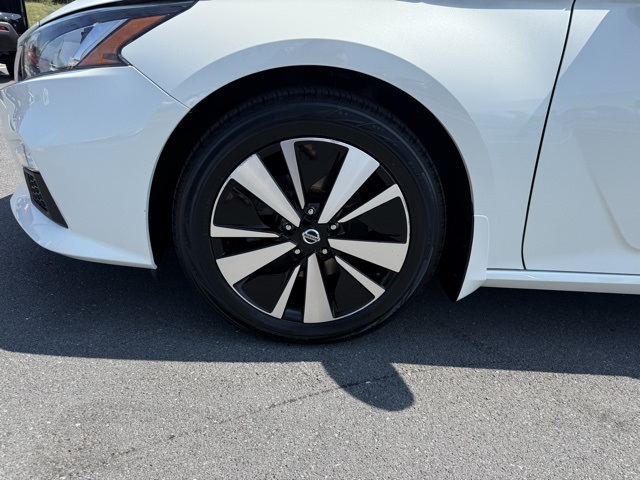 Vehicle image 10 of 35
