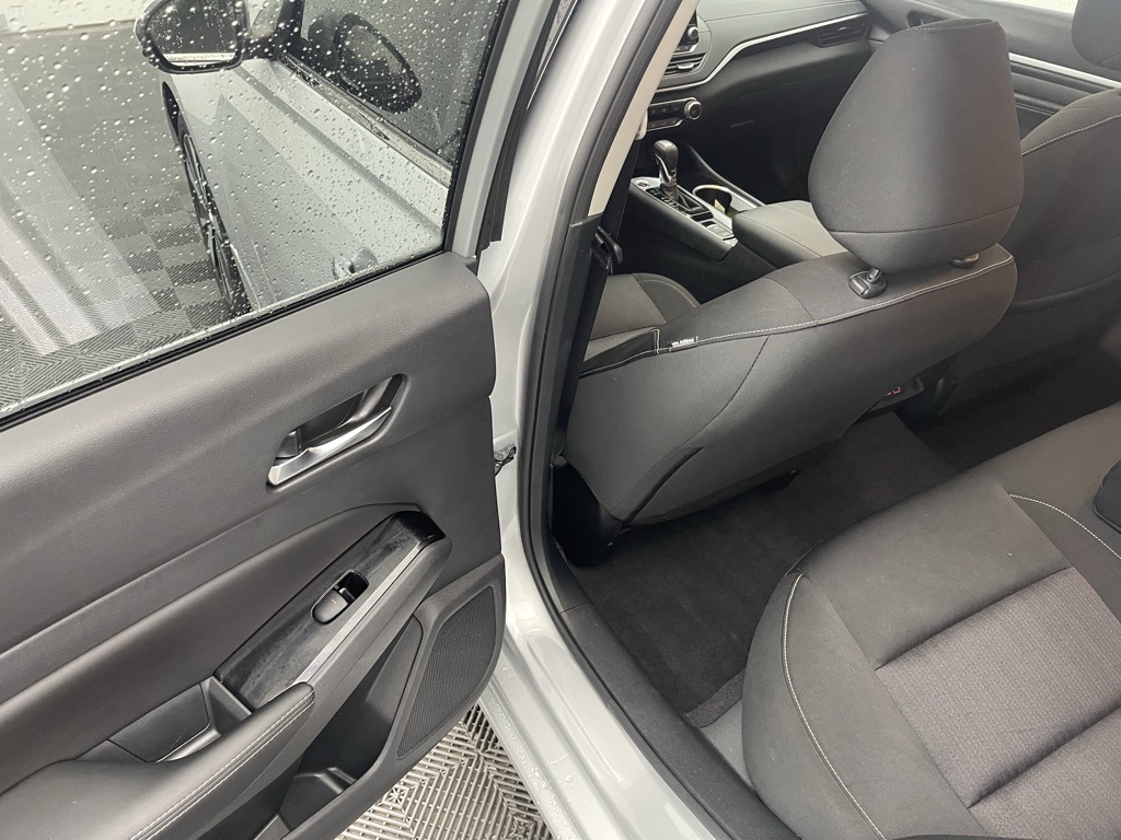 Vehicle image 14 of 34