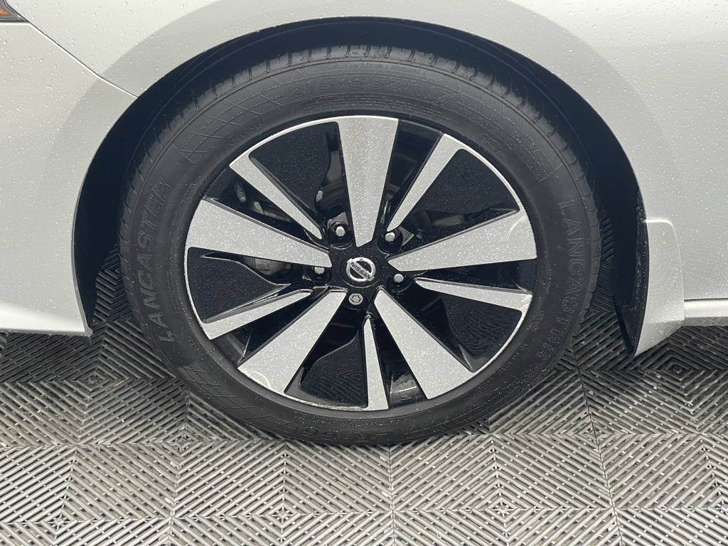 Vehicle image 9 of 34