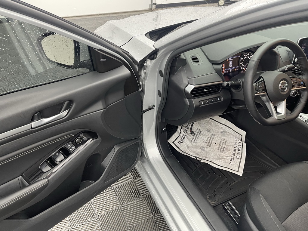 Vehicle image 17 of 34