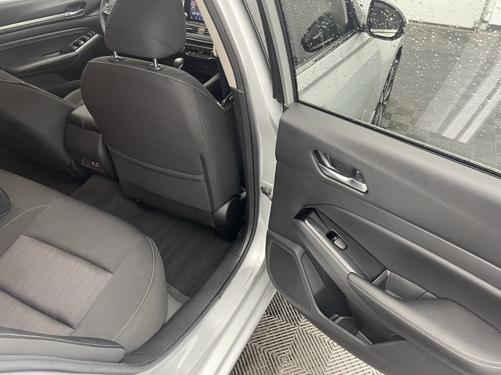 Vehicle image 15 of 34