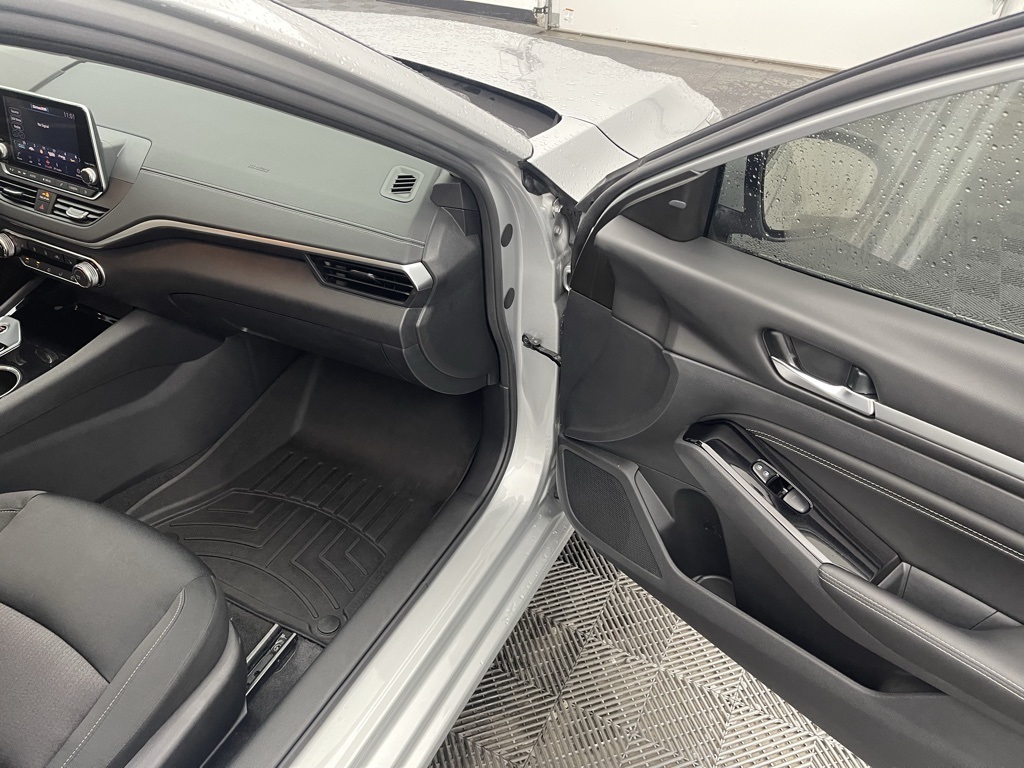 Vehicle image 19 of 34