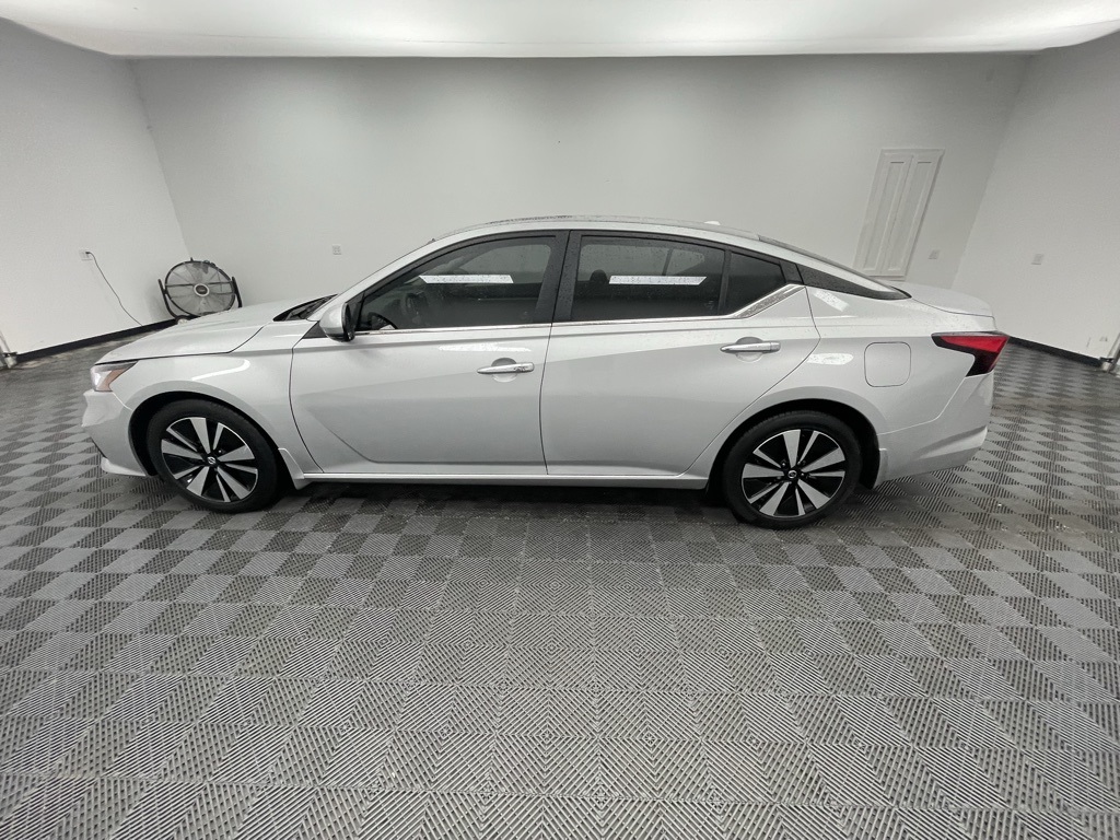 Vehicle image 8 of 34