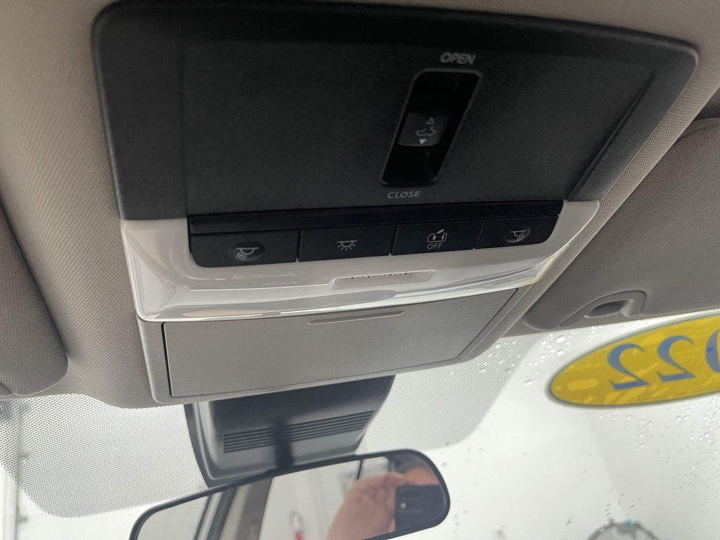 Vehicle image 33 of 34