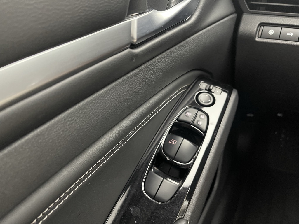 Vehicle image 27 of 34