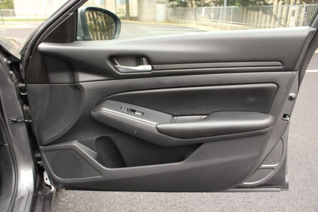 Vehicle image 27 of 41