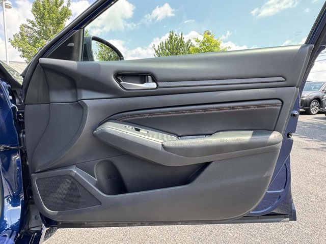 Vehicle image 18 of 25