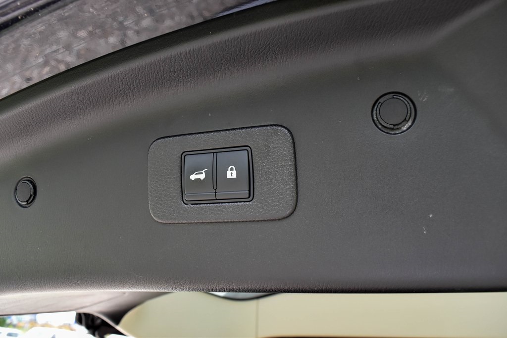 Vehicle image 23 of 31