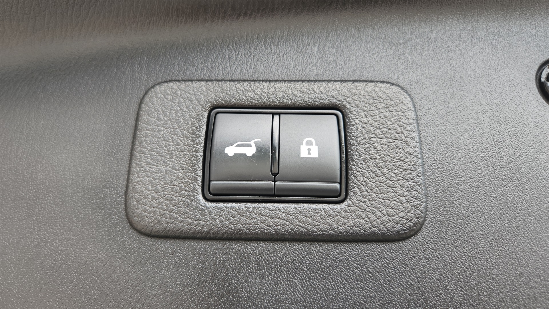 Vehicle image 31 of 38