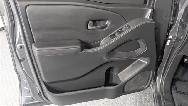 Vehicle image 27 of 35